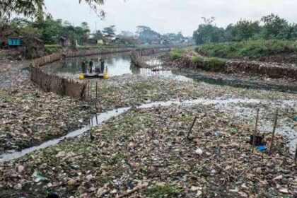 Sampah di Sungai Citarum (Sumber Foto: theconversation.com)